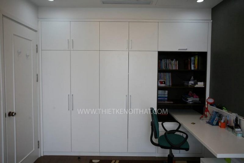 Tủ quần áo màu trắng âm tường tiệm với màu tường tạo cảm giác phòng thoáng hơn